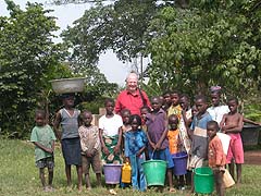 Detmer Hasselman mit ghanaischen Schulkindern