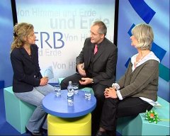 Moderatorin Waltraud Riemer, Heinrich Schoenfelder, Flora Asseyer