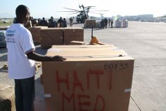 Eines der medizinischen Notfallpakete kurz vor dem Abtransport auf der Rollbahn in Port-au-Prince.  Foto: Rainer Lang/Diakonie Katastrophenhilfe